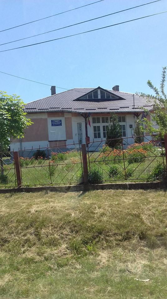 Gradinita in Romania sec XXI fara leagane fara nimic closete prin curte .jpg